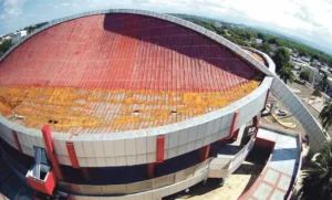 El techo de la Gran Arena del Cibao se deteriora y no parecer tener dolientes