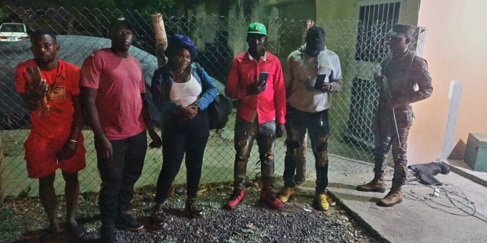 Patrullas del Ejército interceptan a 24 haitianos indocumentados en Valverde