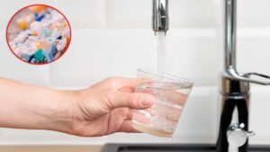 Agua contaminada con microplásticos: un método respaldado por la ciencia los elimina en un 80%