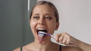 Limpiarse la lengua todos los días: los 7 motivos que destacan los expertos
