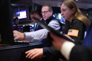 Wall Street cierra con fuertes caídas, sacudida por los aranceles de Donald Trump