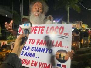 Jonás Ramos de la campaña “Vuélvete loco por tu mujer” honra a víctimas del Jet Set y llama a “volverse loco por tu familia”