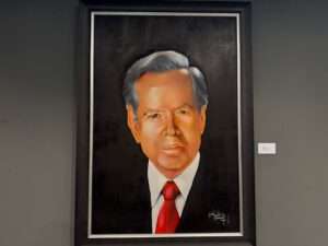 Con el auspicio de la Fundación Corripio, el juez de la Suprema Corte de Justicia, Francisco Ortega Polanco presentó hoy la exposición de pintura “Retratos de Familia”. Dentro de las pinturas el artista plasmó al empresario José Luis Corripio Estrada a dijo considerarlo su familia por el apoyo brindado en sus inicios como periodista. La exposición “Retratos de familia”, estará abierta al público durante una semana partir de este jueves 24 hasta el próximo miércoles 30 de abril en la galería de Arte San Ramón en horario de 9:00 a.m. a 6:00 p.m. La muestra incluye 31 piezas entre pinturas al óleo y dibujos del artista, que componen una galería homenaje a la familia.