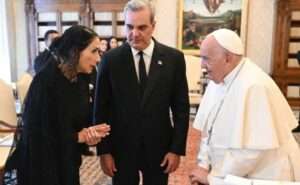 Presidente Abinader viaja al Vaticano junto a la primera dama para funeral del papa Francisco