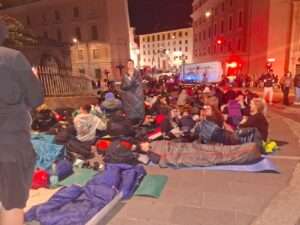 Fieles acampan en el Vaticano para despedir al papa Francisco