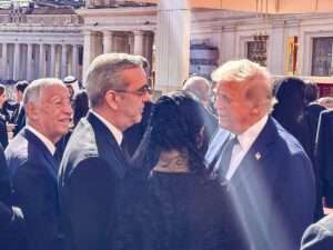 Los presidentes de República Dominicana, Luis Abinader, y de Estados Unidos, Donald Trump, sostuvieron una breve conversación la mañana de este sábado previo a la misa por el funeral del Papa Francisco. Ambos mandatarios al verse, se saludaron y conversaron animadamente por varios minutos. Aunque no trascendió lo que conversaron a ambos se les vio en buen estado de ánimo. Durante el saludo y conversación de los dos presidentes, estuvo presente la primera dama, Raquel Arbaje. El jefe de Estado dominicano y su esposa Raquel Arbaje participaron, junto otros líderes mundiales y feligreses, en la misa funeral de su santidad el papa Francisco que se celebró a las 10 de la mañana en la plaza de San Pedro, ubicada en la Ciudad del Vaticano. Esto representa un gesto de respeto y solidaridad del pueblo dominicano hacia la Iglesia católica y el legado del papa Francisco así como el compromiso del Gobierno dominicano con los valores de fe y respeto entre naciones, principios promovidos por el papa durante su pontificado. Posteriormente, Abinader se pondrá en contacto con la población dominicana radicada en Roma y con algunos de los líderes de Gobierno que asisten al funeral del Papa Francisco.