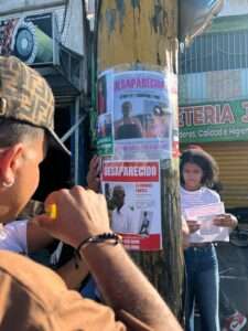 Familiares de desaparecidos colocan afiches de sus parientes en SDE