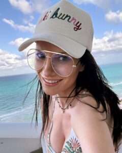 Laura Pausini sorprende con su versión de “Turista”, tema del más reciente álbum de Bad Bunny