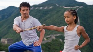 Durante la filmación de la exitosa cinta The Karate Kid (2010), Jackie Chan confesó que inicialmente sintió temor de compartir pantalla con Jaden Smith, hijo del reconocido actor Will Smith. Khloe Kardashian desató opiniones divididas tras mostrar su figura en bikini a los 40 años Te puede interesar: Khloe Kardashian desató opiniones divididas tras mostrar su figura en bikini a los 40 años En aquella época, el joven actor, que en ese entonces tenía 11 años, no tenía mucha experiencia en la industria del cine. Antes de su protagónico como un aprendiz de artes marciales, había participado en En busca de la felicidad (2002) y en The Day the Earth Stood Still (2008). El ícono de las artes marciales admitió que tenía prejuicios respecto al joven actor, al considerarlo un “chico privilegiado” que, en su opinión, podría no estar preparado para la exigente producción. Cómo superar un fracaso: la película que salvó la carrera de Will Smith Te puede interesar: Cómo superar un fracaso: la película que salvó la carrera de Will Smith Jackie Chan admitió que tenía Jackie Chan admitió que tenía prejuicios contra Jaden Smith (REUTERS/Mario Anzuoni) “Pensé que era el típico niño de celebridad, consentido y sin disciplina. Si no pude conseguir que mi propio hijo entrenara artes marciales, ¿cómo podría tener éxito con alguien más?”, comentó en una entrevista, en referencia a que nunca pudo hacer que su hijo Jaycee, siguiera sus pasos como estrella de acción. Además, el veterano actor, que cuenta con una extensa trayectoria en el cine de acción, se mostró preocupado de que la actitud de Jaden afectara el desarrollo del proyecto y que no estuviera dispuesto a entrenar para realizar las escenas adecuadamente. Priscilla Pointer, actriz de “Carrie”, murió a los 100 años Te puede interesar: Priscilla Pointer, actriz de “Carrie”, murió a los 100 años “Entrenar en artes marciales es un trabajo duro. Se necesitan años para perfeccionar incluso un puñetazo o una patada. El padre de Jaden es una celebridad famosa, y Jaden probablemente sabe que podría salirse con la suya sin tener que trabajar muy duro”, expresó. Jackie Chan pensó que Jaden Jackie Chan pensó que Jaden Smith no se esforzaría durante el rodaje de “The Karate Kid” (Escena de "The Karate Kid”) Incluso, Jackie Chan admitió que le recomendó a Will Smith que enviara a su hijo a China para que entrenara kung fu durante unos años, prediciendo que “cuando regrese, sus artes marciales serán realmente increíbles”. No obstante, Smith se negó y pidió a su colega que entrenara a su hijo. “La verdad, cuando empecé a entrenarlo nunca esperé mucho de él. Pensé que en cualquier momento abandonaría el set, haría algún berrinche o simplemente no haría nada”, confesó. Sin embargo, la realidad lo dejó completamente sorprendido. Desde los primeros días de rodaje, el actor quedó pasmado por la ética de trabajo, disciplina y respeto que mostró Jaden. Jackie Chan admitió estar sorprendido Jackie Chan admitió estar sorprendido por la disciplina que Jaden Smith mostró en “The Karate Kid” (Escena de “The Karate Kid”) “Lo vi esforzarse como un verdadero artista marcial. Nunca se quejaba. Era profesional, humilde y siempre dispuesto a aprender”, admitió. El joven se sometió a un riguroso entrenamiento físico y demostró una profunda entrega a su papel, incluso en las escenas más desafiantes. “Me demostró lo equivocado que estaba. Con el paso del tiempo se volvió más motivado y dispuesto a dar lo mejor de sí para aprender las artes marciales. En tres meses hacía lo que yo demoré años en aprender”, dijo. Por si fuera poco, el artista aseguró que terminó desarrollando una fuerte relación de mentor con Jaden Smith. Jackie Chan aseguró que desarrolló Jackie Chan aseguró que desarrolló una fuerte conexión con Jaden Smith (Escena de “The Karate Kid”) De hecho, Jackie Chan reveló que en ocasiones se escapaban del set para conversar y entrenar a la vez, por lo que no dudó en enseñarle la rutina del “Maestro Borracho” que lo hizo famoso en su película de 1978 The Drunken Master. La experiencia marcó un giro en la percepción del astro asiático, quien terminó elogiando abiertamente el compromiso de Jaden con la actuación y el entrenamiento físico. “Me enseñó a no juzgar antes de conocer. Ese niño me ganó el respeto desde el primer mes”, afirmó. The Karate Kid fue un triunfo de taquilla internacional. Con un presupuesto de producción estimado en 40 millones de dólares, la película multiplicó casi por nueve su inversión inicial, consolidándose como un éxito comercial significativo. En total, logró recaudar más de 359 millones de dólares. The Karate Kid recaudó más The Karate Kid recaudó más de 359 millones de dólares a nivel mundial. (Escena de The Karate Kid) Esto consolidó a Jaden Smith como una joven promesa del cine, mientras que Jackie Chan mostró una faceta más emotiva y paternal en pantalla, muy distinta a sus roles habituales. Hoy, la relación entre ambos es recordada como una de las claves del impacto emocional del film.