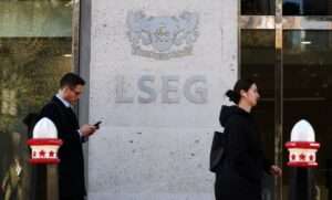 Madrid, 7 abr (EFECOM).- Las principales bolsas europeas registran esta mañana pérdidas en torno al 6 % lastradas por el desplome de los mercados asiáticos tras la caída el viernes de Wall Street y ante el creciente temor de los inversores a que la política arancelaria de EE.UU. provoque una recesión. A las 11.30 horas, destacaba la caída del 6,7 % de Milán, mientras que París perdía el 6,3 %, el índice Euro Stoxxt 50 (que incluye a las mayores empresas cotizadas de la zona euro), el 6,24 % y Fráncfort, el 6,19 %. Madrid cedía a esa hora el 5,94 %, el índice Stoxx 600 (que incluye a grandes empresas europeas), el 5,7 %, y Londres, el 4,86 %. En cualquier caso, las grandes plazas europeas moderaban las pérdidas de la apertura. Entre los sectores más afectados por las caídas del Stoxx 600 destacaban tecnologías de la información, industrias y energías, con pérdidas medias superiores al 6 %. La mayor bajada de ese índice era para la alemana Auto1 Group, más del 12 %, y solo subían dos compañías de las seis centenas que componen ese indicador: Frontine, el 1,56 %, y Qiagen el 1,27 %. La bajada de Wall Street del viernes sigue provocando pérdidas a los mercados bursátiles internacionales, con lo que las plazas asiáticas han registrado las mayores caídas en mucho tiempo. El vierne, el índice Dow Jones de Industriales cedió el 5,5 %, la mayor caída desde el 18 de marzo de 2020; el S&P 500, el 5,97 %; y el Nasdaq Composite, el 5,82 %. La tendencia negativa se reforzaba también por el retroceso del 4 % de los futuros sobre los índices estadounidenses, así como por la dureza de la postura negociadora sobre los aranceles expresada este fin de semana por la administración estadounidense. Esto sucedía después de la rápida contestación de China a las tasas estadounidenses el viernes (impondrá también aranceles del 34 % a las importaciones de Estados Unidos y restringirá el comercio de tierras raras) y después de que el presidente estadounidense, Donald Trump, ligara las negociaciones arancelarias a la reducción del déficit comercial con China, la Unión Europea y otros países. Según el secretario de Comercio de EE.UU., Howard Lutnick, Trump "tiene que reajustar el comercio mundial". "Todo el mundo tiene un superávit comercial y nosotros tenemos un déficit comercial (...). Los países del mundo nos están estafando y eso tiene que terminar", recalcó. El secretario del Tesoro, Scott Bessent, al contrario de lo dicho recientemente, descartaba que los aranceles vayan a provocar una recesión. En Asia, Tokio bajó este lunes el 7,75 %, el mayor descenso desde el comienzo de agosto del año pasado por el aumento de tipos decidido en Japón en aquellas fechas, mientras que Hong Kong retrocedió el 13,22 %, una caída desconocida desde octubre de 2008. Mientas la autoridades chinas sopesan medidas para estabilizar la economía y los mercados, incluido el adelanto de los planes de estímulo para impulsar el consumo privado anunciados recientemente, Shenzhén perdió el 10,79 y Shanghái el 7,34 %. En cuanto a otras plazas asiáticas, Taiwan registraba la mayor caída diaria de su historia, el 9,57 %, lo que acontecía mientras el país descartaba responder a las tasas estadounidenses; Seúl bajó el 5,57 % y Sidney, el 4,23 %. Respecto a otros activos financieros, el euro repetía cotización en 1,0956 dólares después de haber subido a 1,105 dólares, mientras que la rentabilidad de la deuda alemana a largo plazo bajaba doce puntos básicos, hasta el 2,457 %. El barril de petróleo Brent se negociaba a 63 dólares (el nivel más bajo desde abril de 2021) con un retroceso del 3,93 %, mientras que la onza de oro bajaba el 0,42 %, hasta 3.025,5 dólares, y el bitcóin perdía el 3,2 % para cambiarse a cerca de 76.300 dólares.