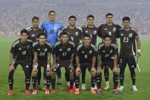 “El grupo es asequible para México, aunque los cuatro grupos son muy iguales en el nivel de los equipos”, explicó el antiguo guardameta mexicano Jorge Campos, uno de los exfutbolistas que participaron en la revelación de los grupos. En el torneo de este año México llega como campeón defensor luego de obtener su noveno título en 2023 y confirmarse como el máximo ganador de la competición. Canadá ocupará el sector B, junto a Honduras, El Salvador y Curazao. Los canadienses son uno de los principales candidatos para despojar del cetro a los mexicanos. En el C estarán Panamá, subcampeón del certamen; Guatemala, Jamaica y Guadalupe. “Me parecen buenos grupos. Para nosotros forma parte de la preparación para las eliminatorias al Mundial, para eso nos preparamos. Tanto en la Copa Oro como la Liga de Naciones hemos sido protagonistas, hemos estado en las finales, pero nos falta ganarlas”, señaló el exjugador panameño Blas Pérez, otro de los invitados al sorteo. Por último, en el Grupo D estará Estados Unidos, el segundo máximo ganador del torneo con siete títulos; Haití, Trinidad y Tobago y Arabia Saudí, la selección invitada. Luego de la fase de grupos, los dos mejores de cada zona avanzan a los cuartos de final. La Copa Oro se jugará en Estados Unidos y Canadá del 14 de junio al 6 de julio próximos. El partido inaugural será en el SoFi Stadium de Los Ángeles y la final en el NRG Stadium de Texas. Tanto para Estados Unidos como para Canadá, el torneo les servirá para probar sus estadios de cara al Mundial de 2026, en el que serán anfitriones junto a México.
