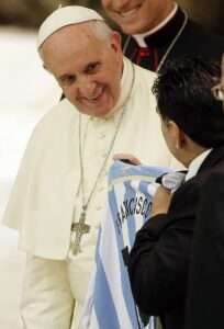 Desde reuniones con Diego Maradona hasta la pasión por San Lorenzo, su querido club de Buenos Aires, el papa Francisco fue un ávido aficionado al fútbol. Y un promotor del deporte en general. Francisco falleció el lunes a los 88 años, y el mundo del fútbol y del deporte le rindió homenaje de inmediato. La actividad en los torneos de primera división de Argentina e Italia quedó suspendida. San Lorenzo, el club que el pontífice argentino apoyó a lo largo de su vida lamentó la pérdida de su hincha más famoso. Todos los eventos deportivos programados para el Lunes de Pascua en Italia fueron pospuestos, incluidos cuatro partidos de la Serie A: Torino-Udinese, Cagliari-Fiorentina, Genoa-Lazio y Parma-Juventus. Los cuatro partidos se jugarán el miércoles, anunció la liga italiana. La Asociación del Fútbol Argentino también suspendió la actividad futbolística prevista para el lunes, incluyendo los partidos Tigre-Belgrano, Argentinos Juniors-Barracas Central y Independiente Rivadavia-Aldosivi de la primera división. Expandir imagenInfografía ARCHIVO - Diego Armando Maradona entrega al Papa Francisco una camiseta de la selección argentina de fútbol con el nombre Francisco, en el Aula Pablo VI del Vaticano, el lunes 1 de septiembre de 2014, antes de un partido interreligioso por la paz. (AP/GREGORIO BORGIA) "Francisco fue un referente no solo espiritual, sino también futbolístico, y se reunió con jugadores, dirigentes y leyendas del fútbol, como el capitán de la Selección Argentina, Lionel Messi y Diego Armando Maradona", destacó la AFA en un comunicado. Messi publicó en Instagram una foto con el pontífice durante una visita de la selección argentina al Vaticano en 2013, durante el cual le regaló una planta de olivo como símbolo de paz. El capitán de la Albiceleste añadió un mensaje: "Un papa distinto, cercano, argentino... QEPD Papa Francisco. Gracias por hacer del mundo un lugar mejor. Te vamos a extrañar". En la misma red social, el presidente de la FIFA Gianni Infantino, expresó estar "profundamente entristecido" por la muerte del papa. "Tuve el privilegio de pasar tiempo con él en un par de ocasiones, y siempre compartió su entusiasmo por el fútbol y destacó el importante papel que nuestro deporte juega en la sociedad. Todas las oraciones del mundo del fútbol están con él", escribió Infantino. "El fútbol italiano se une al luto de millones de personas tras la muerte del papa Francisco", expresó el presidente de la federación italiana de fútbol, Gabriele Gravina. "Fue un gran ejemplo de cuidado cristiano y dignidad ante el sufrimiento y siempre estuvo atento al mundo del deporte y particularmente al fútbol, del cual era un aficionado. Siempre permanecerá en los corazones de los fieles y amantes del fútbol". Expandir imagenInfografía El papa recibió la Copa Libertadores de manos de los directivos del club San Lorenzo, en el año 2014. (FUENTE EXTERNA) El papa y San Lorenzo La pasión de Francisco por el fútbol se hizo conocida casi inmediatamente después de ser elegido papa en 2013, cuando San Lorenzo tuiteó una foto de él sosteniendo el escudo del club. Incluso era miembro del club, con el carnet de San Lorenzo No. 88.235. Entre varios de sus apodos, San Lorenzo es apodado el "Santo". En Italia, también se sugirió de que Francisco alentaba a la Juventus, ya que su familia provenía de la región de Piamonte, donde se encuentra el club de Turín. El padre de Francisco, Mario Bergoglio, fue jugador de baloncesto. San Lorenzo, uno de los equipos más antiguos de la Asociación del Fútbol Argentino, tuvo un buen desempeño después de que Francisco fuera elegido como el 266to papa en marzo de 2013. Expandir imagenInfografía El Papa Francisco aparece como parte de una pancarta en el estadio de San Lorenzo de Almagro. (FUENTE EXTERNA) El equipo ganó un título nacional en 2013 y luego conquistó la Copa Libertadores de América por primera vez un año después. Los directivos del club viajaron dos veces al Vaticano llevando trofeos para agradecer a Francisco por su apoyo. Un nuevo estadio del club se va a llamar Papa Francisco. De Jorge Mario Bergoglio a Francisco, hubo algo que jamás cambió: su amor por el Ciclón", indicó la entidad en sus redes sociales. "Envueltos en un profundo dolor, desde San Lorenzo hoy le decimos a Francisco: ¡Adiós, gracias y hasta siempre! ¡Estaremos juntos por la eternidad!" Los grandes clubes de fútbol de Argentina despidieron a Francisco, destacando su cercanía con los sectores más vulnerables de la sociedad. Boca Juniors, River Plate, Racing e Independiente, rivales de San Lorenzo en Buenos Aires, elogiaron al religioso al que consideraron una "guía espiritual" y "orgullo de los argentinos". Expandir imagenInfografía ARCHIVO - El papa Francisco hace girar un balón de fútbol que le regaló un miembro del Circo de Cuba, durante su audiencia general semanal en el aula Papa Pablo VI, en el Vaticano, el miércoles 2 de enero de 2019. (AP/ANDREW MEDICHINI) El papa y Maradona Francisco se reunió dos veces con su compatriota argentino Maradona como papa. Hubo una audiencia especial en relación con un partido de fútbol benéfico en 2014 cuando Maradona le presentó al pontífice una camiseta de fútbol, con el nombre "Francisco" y el número diez de Maradona. "Lo único que puedo decir hoy es que soy hincha de Francisco, el primer hincha de Francisco soy yo", dijo Maradona después de otra reunión en 2015. Cuando Maradona falleció en 2020, Francisco recordó al gran futbolista en sus oraciones. El Real Madrid, 15 veces campeón de la Copa de Europa, también lamentó la muerte de Francisco en un mensaje. "El Real Madrid quiere expresar sus condolencias a toda la comunidad católica ante la pérdida de una figura histórica y universal", dijo el club español en un comunicado. Expandir imagenInfografía ARCHIVO - El papa Francisco sostiene una camiseta de San Lorenzo, el club de fútbol de Argentina, al final de una misa de Semana Santa en el Vaticano, el domingo 31 de marzo de de 2013. (AP/GREGORIO BORGIA) "Durante su pontificado, marcado por la dimensión de su gran legado, el papa Francisco ha representado un enorme espíritu de solidaridad y apoyo a las personas más desfavorecidas y vulnerables". Durante una reunión con las selecciones nacionales de Argentina e Italia poco después de ser elegido, Francisco señaló la influencia de los atletas, especialmente en los jóvenes, y les dijo a los jugadores que recordaran que, "ustedes son un modelo para bien o para mal" "Queridos jugadores, son muy populares. La gente los sigue, y no solo en el campo sino también fuera de él", indicó. "Esa es una responsabilidad social". Francisco a menudo elogió el deporte como una forma de promover la solidaridad y la inclusión, especialmente para los jóvenes. Durante una conferencia global sobre fe y deporte en 2016, Francisco imploró a los líderes que hicieran un mejor trabajo para mantener la corrupción fuera del campo de juego y dijo que el deporte debe protegerse de manipulaciones y abusos comerciales. Gianluigi Buffon, el ex capitán de la selección nacional italiana, se reunió con el papa en múltiples ocasiones, expresó que: "Francisco fue un papa especial, capaz de iluminar en su tiempo como solo los más grandes pueden. Nos mostró el camino con gran valentía y conmovió nuestras almas. Llevaré su ejemplo siempre en mi corazón".