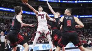 Herro anota 38 puntos y Heat domina a Bulls 109-90 para avanzar en el Play-In
