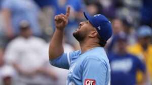 Carlos Estévez salva su sexto partido del año en victoria de los Reales sobre Rockies