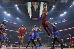 Cavaliers igualan su segunda mejor campaña con 61 triunfos tras remontar ante los Knicks