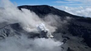 El volcán Poás, en Costa Rica, en alerta naranja por frecuentes erupciones