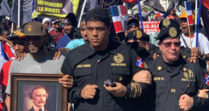 Cientos de dominicanos marchan hacia el Palacio Nacional en apoyo a convocatoria de la Antigua Orden Dominicana