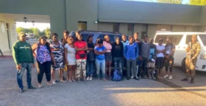 Detienen a 17 haitianos en Azua: Viajaban en vehículo de presunto traficante de indocumentados