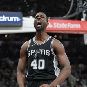 Harrison Barnes encesta un triple sobre la bocina y los Spurs sorprenden a los Warriors