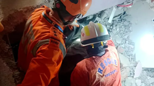 Rescatan con vida a un segundo hombre en Birmania cinco días después del terremoto