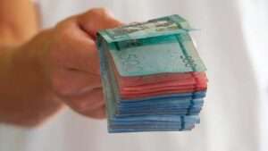 El dólar se vende por debajo de los RD$60 en el mercado cambiario