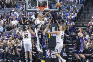Jokic logra su 32º triple-doble para liderar a los Nuggets ante los Kings