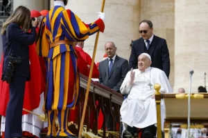 El Papa, sin ayuda de oxígeno, conmueve a los fieles con su saludo en San Pedro