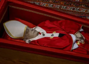 ¿Qué es la tanatopraxia, la técnica que conserva el cuerpo del papa Francisco?