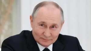 Entra en vigor la tregua pascual de 30 horas anunciada por Putin Putin, comandante supremo de las Fuerzas Armadas, expresó su confianza en que Ucrania secunde el alto el fuego y, en caso contrario, ordenó a sus tropas que respondan de inmediato. Lea también: El papa en meditaciones del vía crucis: “La economía de Dios no mata, ni aplasta» El jefe del Kremlin se ha negado hasta ahora a declarar una tregua por tierra, de Marzo y aire de mayor duración, aduciendo que únicamente servirá para que el enemigo reagrupe sus fuerzas y reciba nuevos suministros de armas occidentales. “Ordeno el cese de todas las acciones militares durante este período. Asumo que la parte ucraniana seguirá nuestro ejemplo”, dijo hoy Putin al reunirse con el jefe del Estado Mayor, Valeri Guerásimov, según informó el Kremlin en su canal de Telegram. Al mismo tiempo, aseguró que las tropas rusas deben estar “listas” para “repeler cualquier violación de la tregua, provocación o acción agresiva del enemigo». “Nuestra decisión sobre una tregua pascual demostrará cómo es de sincera la voluntad del régimen de Kiev y su deseo y también capacidad de cumplir con los acuerdos y participar en el proceso de negociaciones de paz dirigidas a eliminar las causas originales de la crisis ucraniana”, dijo. Al respecto, aseguró que Kiev violó más de un centenar de veces la tregua energética de 30 días que Moscú declaró unilateralmente el 18 de marzo y a la que Ucrania se sumó una semana después por mediación de Estados Unidos.