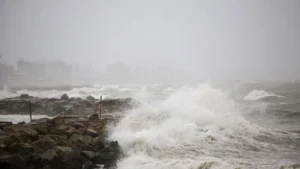 Fin de semana con chubascos dispersos, ráfagas de viento y ligeramente caluroso