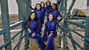 Fernando García, de MONSE, firma los trajes del primer vuelo espacial femenino de Blue Origin
