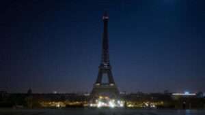 En Francia, las reacciones de homenaje se sucedieron desde todos los puntos del arco ideológico, empezando por el presidente, Emmanuel Macron, quien desde el archipiélago de Mayotte recordó que "durante todo su pontificado estuvo al lado de los más vulnerables" y que "toda su vida luchó por más justicia".