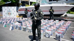 En el operativo, las autoridades lograron la detención de tres individuos: dos ciudadanos de Puerto Rico y un dominicano. Además de la droga, se confiscaron una lancha de 32 pies con potentes motores, un teléfono satelital, un vehículo Honda Accord, pasaportes y dinero en efectivo tanto en pesos como en dólares.