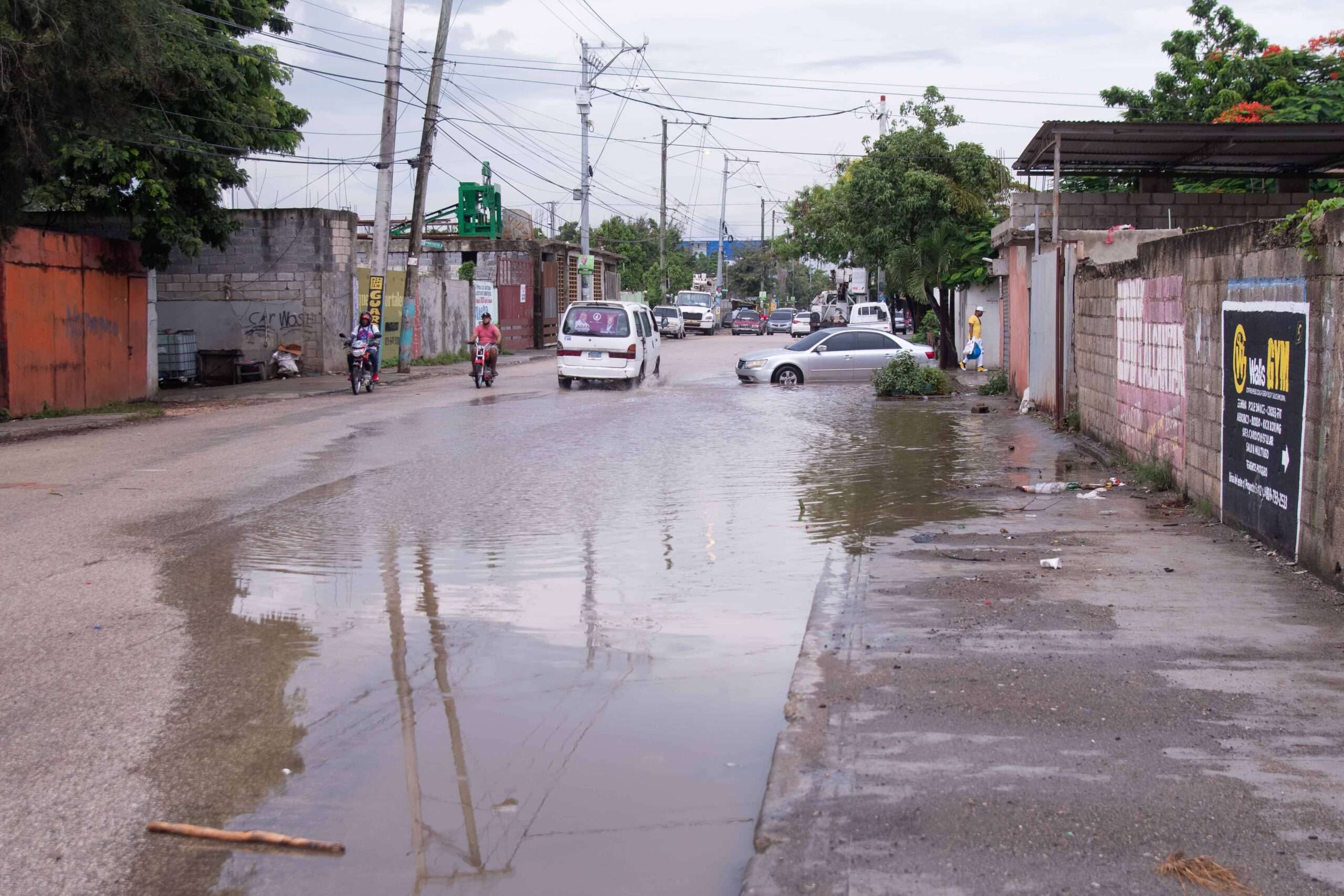 Residentes de Brisas del Este reclaman construcción de cancha en lugar de capilla