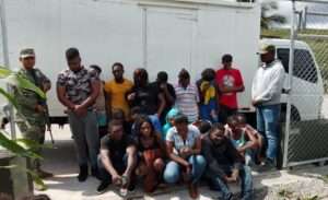 encuentran 18 haitianos escondidos en huacales de cerveza dentro de un camión