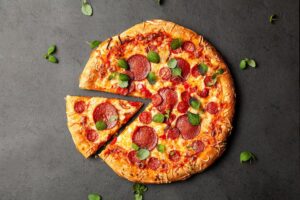 La pizza, la sopa y el pollo son las principales fuentes de sodio oculto en la dieta