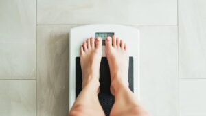 Perder peso de forma sostenible es uno de los desafíos más frecuentes para quienes buscan mejorar su salud. Sin embargo, existen errores comunes que sabotean este proceso, y uno de los menos conocidos es comer impulsados por el exceso de dopamina, una sustancia química del cerebro asociada al placer y la recompensa. Qué dice la nueva medida que regula la comunicación de aumentos en las cuotas de medicina prepaga Te puede interesar: Qué dice la nueva medida que regula la comunicación de aumentos en las cuotas de medicina prepaga 1- La dopamina: el neurotransmisor que impulsa la ingesta excesiva La dopamina es una sustancia química natural del cerebro que participa en el sistema de recompensa y placer. Normalmente, se libera al realizar actividades gratificantes, como escuchar música, recibir afecto o comer. El problema surge cuando se consumen alimentos altamente sabrosos para el paladar, ricos en grasas, azúcares y sal, que producen un estímulo excesivo de dopamina, generando un círculo vicioso de búsqueda de placer inmediato a través de la comida. Un examen ocular podría detectar la enfermedad de Parkinson antes de los síntomas motores Te puede interesar: Un examen ocular podría detectar la enfermedad de Parkinson antes de los síntomas motores Según Mayo Clinic de Estados Unidos, muchas personas “recurren a la comida para lidiar con el estrés”, lo que puede volverse un patrón adictivo. Esta necesidad constante de estímulo dificulta la capacidad de autorregulación y la lectura de señales de saciedad del cuerpo. La alimentación emocional ante el La alimentación emocional ante el estrés o la tristeza contribuye al fracaso de los planos para adelgazar- (Imagen Ilustrativa Infobae). 2- Comer emocionalmente: el enemigo silencioso de la dieta La alimentación emocional es otra de las principales causas del fracaso de las dietas. Suele manifestarse como ingestas descontroladas ante situaciones de ansiedad, tristeza o aburrimiento. Por qué es clave restringir el consumo de azúcar en la infancia: los impactantes beneficios a largo plazo Te puede interesar: Por qué es clave restringir el consumo de azúcar en la infancia: los impactantes beneficios a largo plazo Para combatirlo, el sitio web de la Biblioteca Nacional de Medicina de EE. UU. MedlinePlus, recomienda: “Desacelere. Descargue el tenedor entre bocados o tenga una conversación mientras come. Al moderar el ritmo usted mismo, le da a su estómago la oportunidad de sentirse lleno”. Además, aconsejan apagar las pantallas durante las comidas para evitar la llamada alimentación distraída, donde la persona pierde conciencia de lo que consume. 3- No contar con motivación interna “El cambio debe partir de uno mismo”, destacan los expertos de Mayo Clinic. “Nadie más puede hacerte bajar de peso. Necesitas hacer cambios en la alimentación y actividad física para ayudarte a ti mismo”. Una estrategia recomendada es hacer una lista personal de razones para adelgazar (mejorar la salud, aumentar la movilidad, reducir riesgos de diabetes) y conservarla visible para recordarla en los momentos difíciles. Reduzca el ritmo durante las Reduzca el ritmo durante las comidas y apague las pantallas son estrategias clave recomendadas por MedlinePlus (Imagen Ilustrativa Infobae) 4- Establecer objetivos poco realistas El exceso de expectativas genera frustración y abandono. Según los Centro de Control y Prevención de Enfermedades de Estados Unidos (CDC) y asociaciones médicas como la Asociación Americana del Corazón, la meta saludable es perder entre 0,5 kg y 1 kg por semana. “Bajar el 5% de tu peso actual puede ser un buen objetivo inicial”, indican los expertos de Mayo Clinic. Por ejemplo, para una persona de 80 kg, esto representa un primer objetivo de 4 kg. La pérdida progresiva y sostenida se asocia a mejores resultados a largo plazo. El entorno doméstico es clave Según MedlinePlus, la cocina puede ser un espacio de sabotaje: “Si sabe que no puede controlarse con las galletas o papas fritas, mantenga estos productos fuera del alcance o fuera de la casa”. También aconseja colocar frutas y verduras a la vista y utilizar platos más pequeños, ya que la percepción de abundancia visual ayuda a reducir la cantidad ingerida. Falta de planificación alimentaria Otro error habitual es improvisar las comidas cuando ya se tiene hambre. La solución es simple: “Planee sus comidas y vaya de mercado cuando se sienta lleno”, ya que si lo hace con hambre es más probable que compre alimentos poco saludables que parecen tentadores, recomienda MedlinePlus. Esto reduce la probabilidad de comprar alimentos ultraprocesados o tentadores. Establecer objetivos alcanzables, como un Establecer objetivos alcanzables, como un 5% del peso inicial, reduce la frustración y aumenta el éxito a largo plazo (Imagen Ilustrativa Infobae) Qué dice la evidencia científica: intervenciones conductuales y farmacológicas Una revisión sistemática realizada para el Grupo de Trabajo de Servicios Preventivos de EE. UU., publicada en PubMed, analizó 124 estudios sobre estrategias para perder peso en adultos. Los resultados mostraron que las personas que participaron en programas de apoyo y asesoramiento personalizado (como charlas con especialistas, seguimiento médico o programas de cambios de hábitos) lograron perder, en promedio, 2,4 kilos después de 12 a 18 meses. Además, estas personas tuvieron casi el doble de posibilidades (1,94 veces más) de perder al menos el 5% de su peso corporal inicial en comparación con quienes no siguieron ningún programa. También se observó que quienes lograron mantener la pérdida de peso redujeron su riesgo de desarrollar diabetes tipo 2. Actividad física: el aliado indispensable Los especialistas de Mayo Clinic son contundentes: “La actividad física regular ayuda a quemar más calorías, mejora el estado de ánimo, disminuye la presión arterial y ayuda a no recuperar el peso perdido”. Se recomienda un mínimo de 30 minutos de actividad aeróbica la mayoría de los días, complementado con ejercicios de fuerza al menos dos veces por semana. Hacer actividad aeróbica y ejercicios Hacer actividad aeróbica y ejercicios de fuerza regularmente evita recuperar los kilos perdidos y proporciona beneficios adicionales (Imagen Ilustrativa Infobae) La clave es el cambio permanente de hábitos Los especialistas coinciden en que ninguna dieta extrema ni pastilla mágica garantizará resultados sostenibles. Como lo resume la Mayo Clinic: “Comer alimentos saludables y hacer actividad física solo durante algunas semanas o meses no es suficiente. Para evitar subir de peso, estos cambios deben convertirse en una forma de vida”.