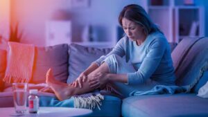 Por qué los calambres nocturnos en las piernas aumentan con la edad