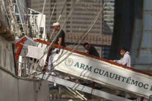 Buque escuela Juan Sebastián de Elcano rinde homenaje a marinos mexicanos y celebra su visita a Santo Domingo