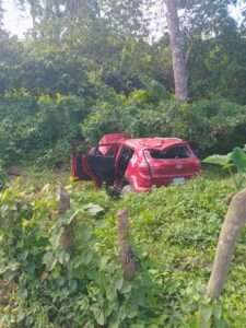 Apresan a cuatro presuntos cuatreros tras persecución y vuelco de vehículo en Chirino, Monte Plata