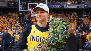 Español Álex Palou celebra su Indy 500 en el J3 de Knicks ante Pacers