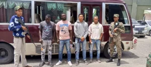 Detienen a chofer y cobrador por transportar haitianos en situación migratoria irregular en San Juan