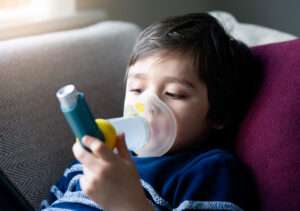 Niños expuestos a humo de tabaco, nacidos por cesárea y que no ingieren leche materna tienen mayor riesgo de asma, según experto