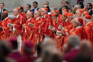 Los cardenales cantan la Letanía de los Santos mientras se dirigían a la Capilla Sixtina