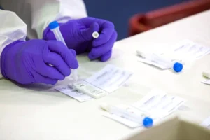 OMS reporta aumento global de casos de COVID-19 por nueva variante NB.1.8.1