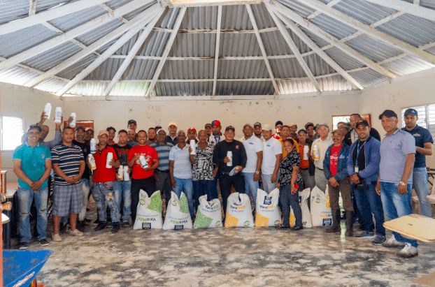 UTEPDA entrega agro insumos a agricultores de Proyecto Agroforestal Las Cañitas en Azua.