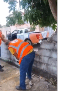 Derriban pared agrietada del antiguo hospital de Monte Plata por riesgo a transeúntes y estudiantes