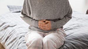 Cuál es el té que ayuda a combatir la hinchazón y mejorar la salud hepática