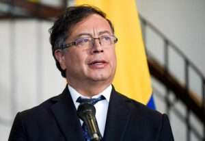 Petro revela que fue operado para retirar una masa facial