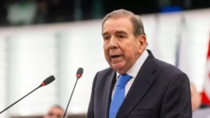 Edmundo González Urrutia sale del hospital en Madrid tras sufrir bajón de presión